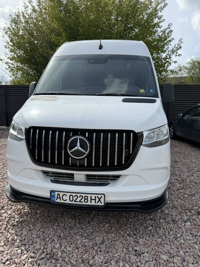 Автобус спереду: решітка радіатора Mercedes-Benz, українські номерні знаки